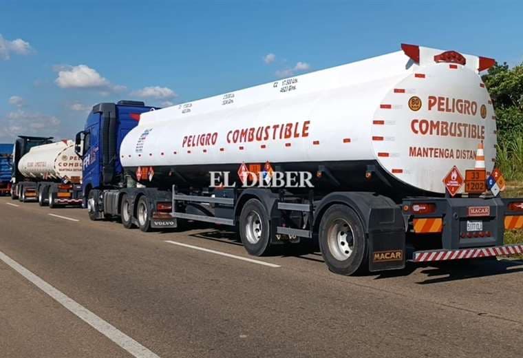Bloqueo en la carretera Santa Cruz - Cochabamba deja 15 cisternas de diésel varadas