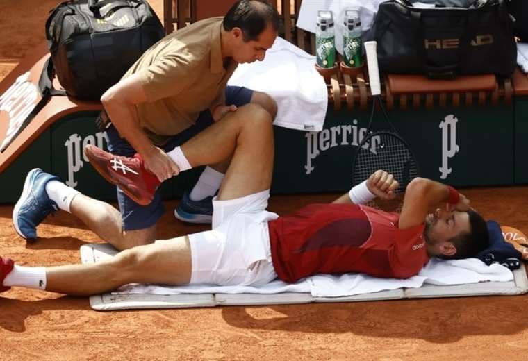 Djokovic cayó al piso durante el partido contra Francisco Cerúndolo. Foto: Internet