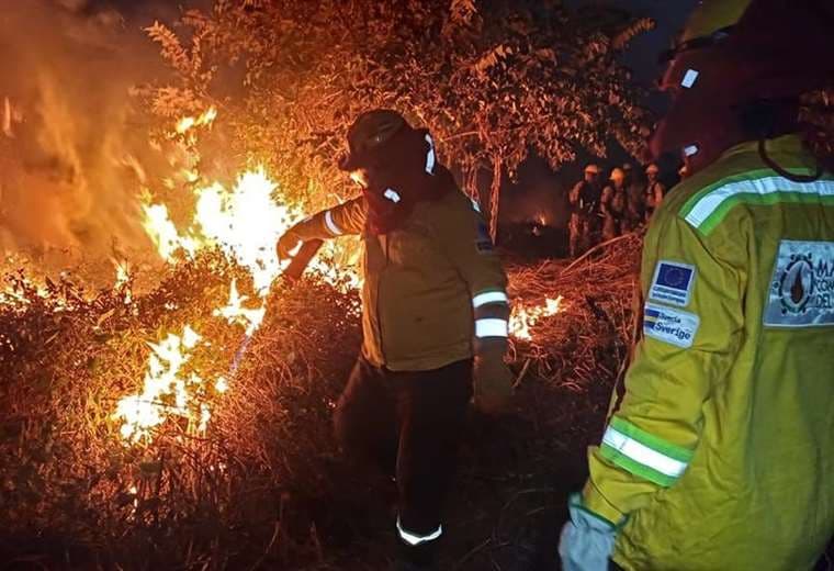 Reportan dos incendios activos en Santa Cruz: uno en Puerto Quijarro y otro cerca de Viru Viru
