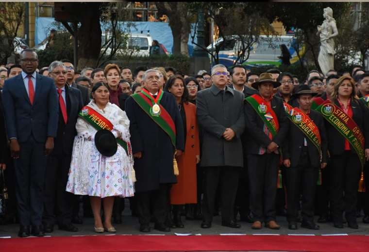 Autoridades en la iza de la bandera de La Paz. Foto: APG