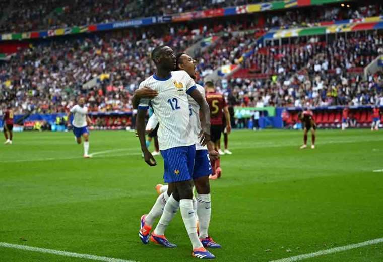 El delantero francés Randal Kolo Muani celebra marcar el primer gol de su equipo / AFP
