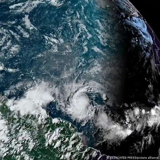 Huracán Beryl mientras se fortalece sobre el océano Atlántico / AP 
