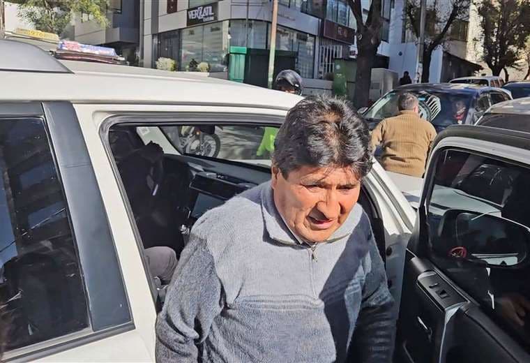 El expresidente Evo Morales llega al TSE para participar de la reunión multipardiaria.