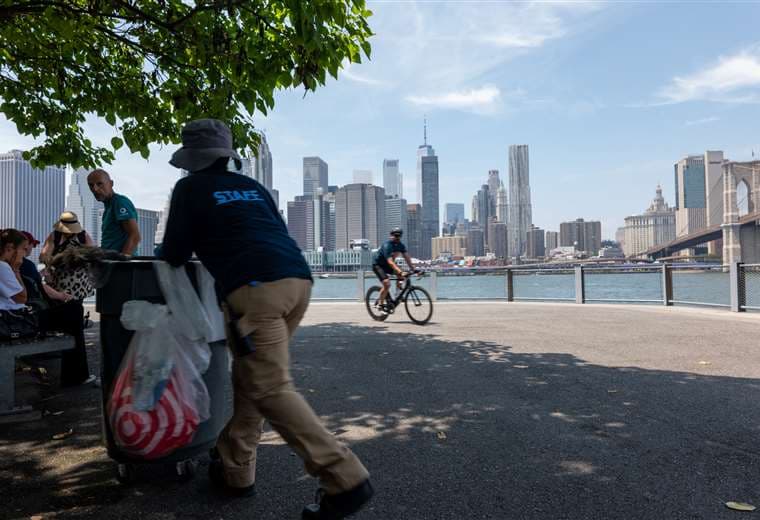 Miles de neoyorquinos acuden a playas y parques para refrescar / AFP