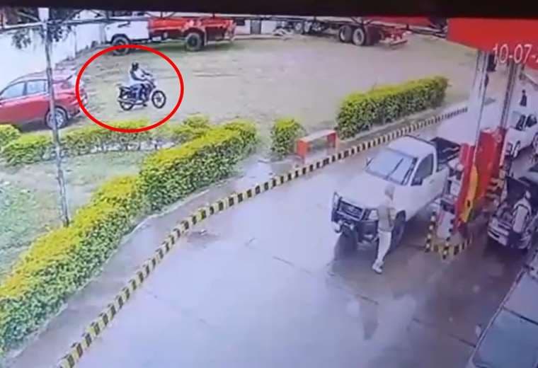 Uno de los delincuentes esperaba a su cómplice, en una motocicleta.