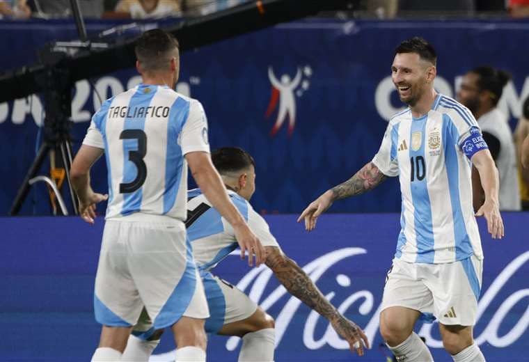 El delantero Lionel Messi celebra con sus compañeros después de anotar un gol / AFP 