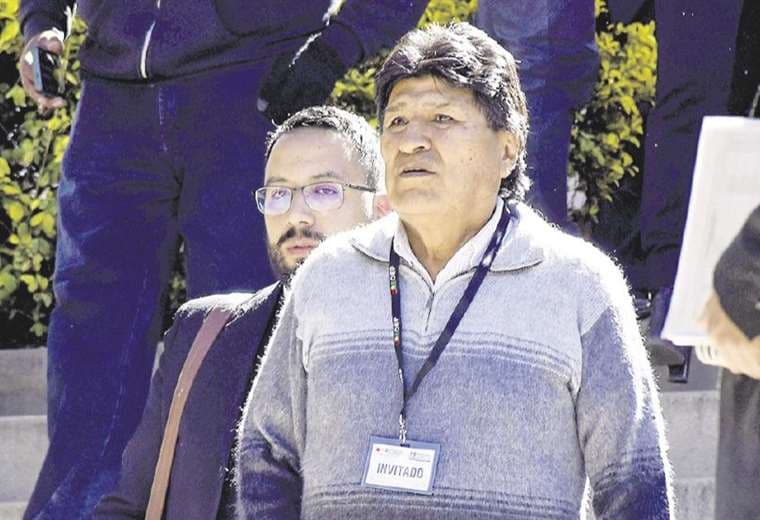 Morales a su llegada a la reunión multipartidaria en el TSE
