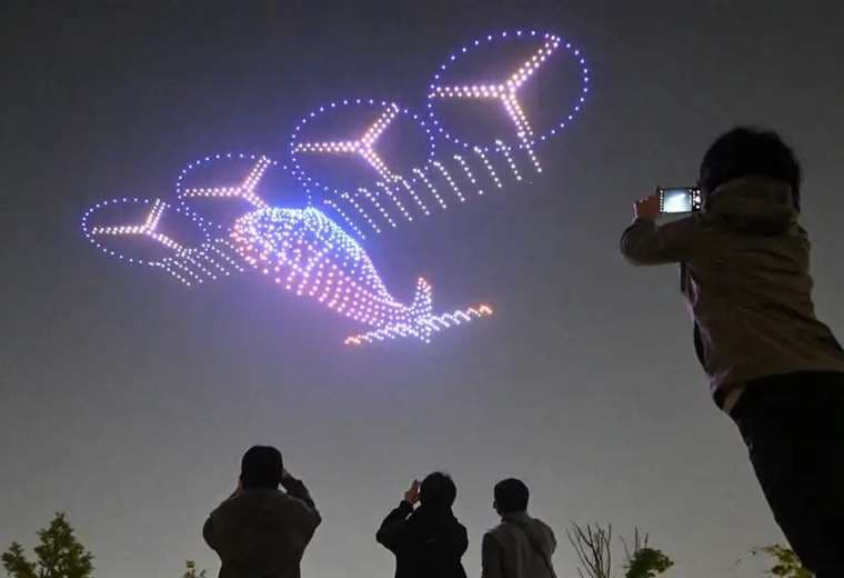 Un enjambre de 1.000 drones forma patrones en el cielo nocturno de Corea del Sur
