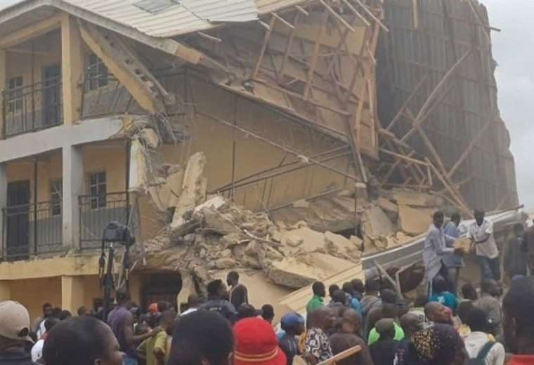 Al menos 21 muertos y decenas de heridos en el derrumbe de una escuela en Nigeria