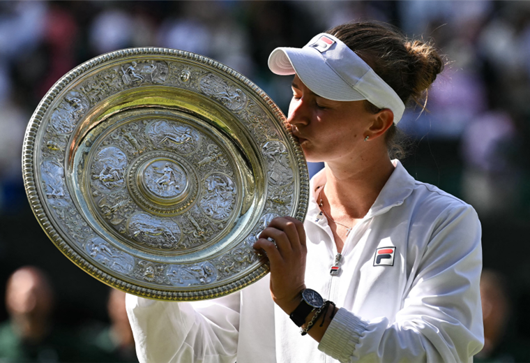 Barbora Krejcikova durante la premiación en Wimbledon. Foto: AFP