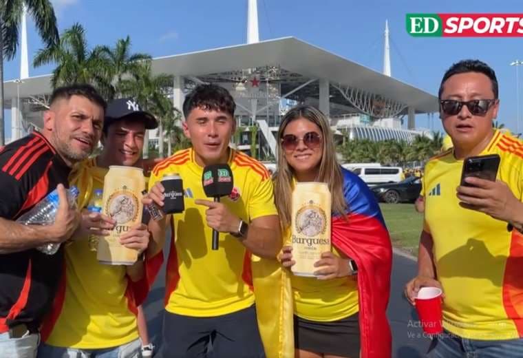 Hinchas de la selección colombiana con el micrófono del ED Sports. Foto: Captura de pantal