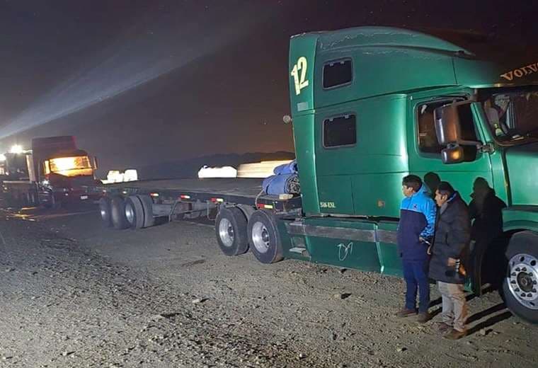 Ocho personas fueron aprehendidas tras el hallazgo de droga en una caravana de camiones.