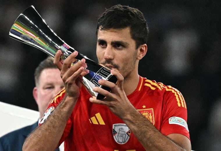 Rodri con el trofeo que le hizo entrega la UEFA. Foto: AFP
