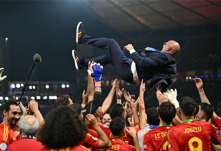 Luis de la Fuente celebra el título con sus jugadores.  Foto: AFP