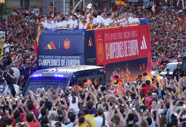 Los jugadores sintieron el cariño de la gente en las calles de Madrid. Foto: AFP