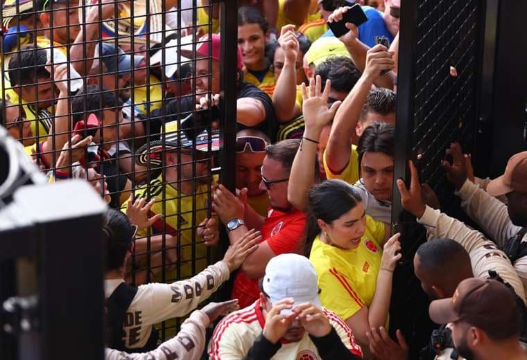 Muchos aficionados trataron de violar las zonas de ingreso al estadio. Foto: AFP