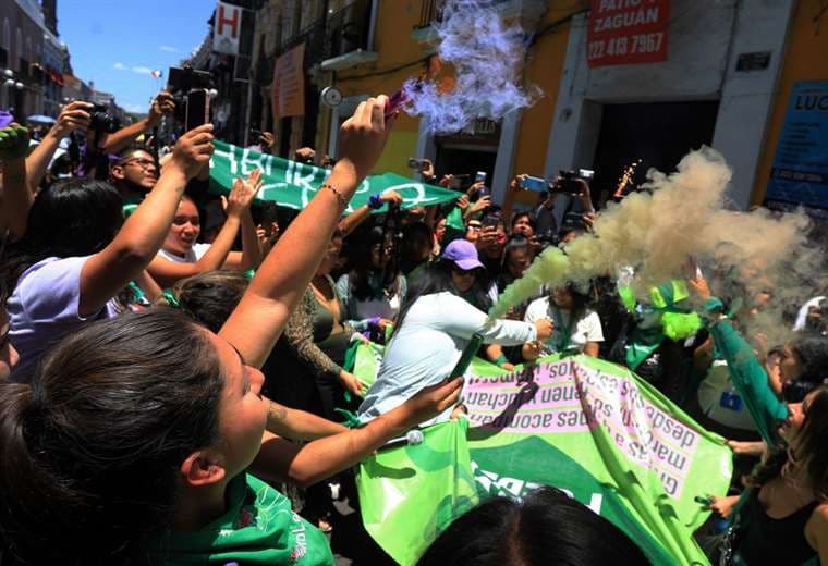 Activistas feministas celebran el fallo del Congreso del estado de Puebla / AFP