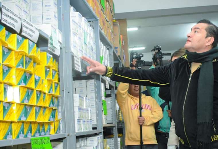 Alcalde entrega medicamentos en la red de salud centro. Foto: GAMSC