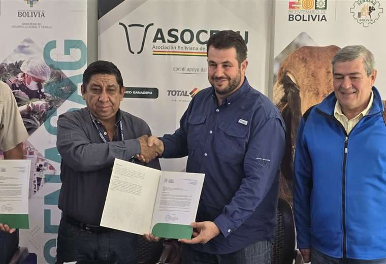La firma del protocolo entre Asocebú y el Senasag/Foto: Asocebú