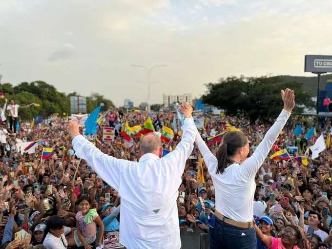 Edmundo González y María Corina Machado en campaña