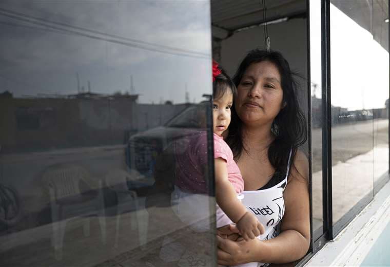 Sayuri Moreno, de 37 años, y su hija Valeria en su casa de Huarmey / AFP