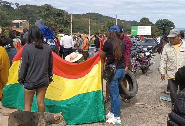 Comunarios del distrito 9 de El Torno bloquean carretera exigiendo obras