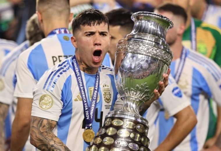 Enzo Fernández en pleno festejo con la Copa América en sus manos. Foto: Internet