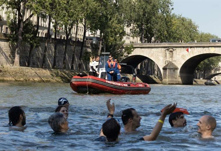 La alcaldesa de París se baña por fin en el Sena a nueve días de los Juegos Olímpicos