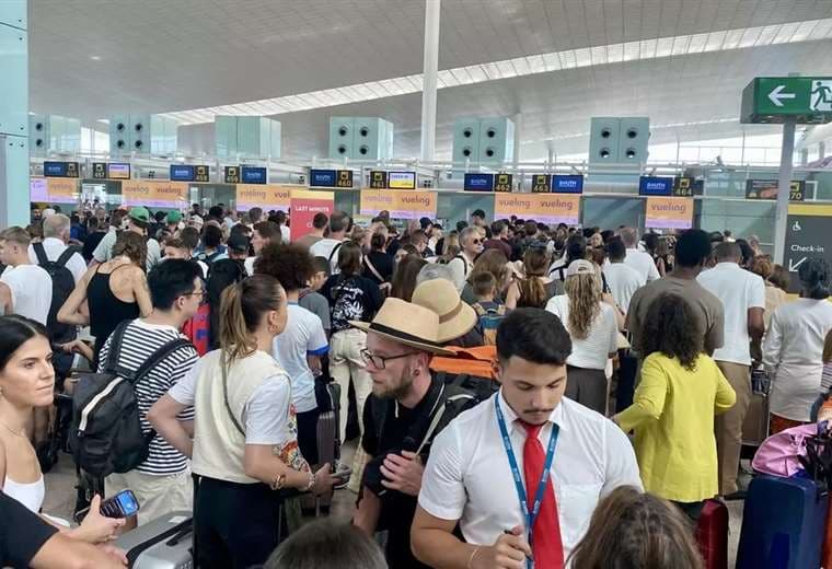 Aglomeración de pasajeros en el aeropuerto de El Prat