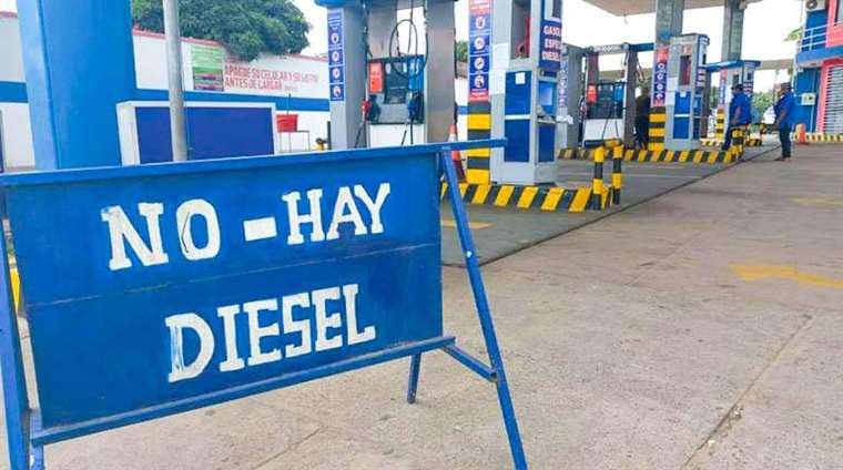 Escasez de diésel genera filas en Sucre y Cochabamba; en Santa Cruz, no todos los surtidores tienen el combustible 