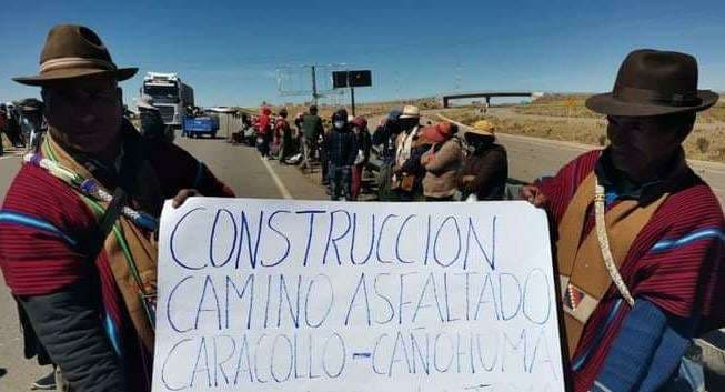 Comunarios de Caracollo bloquean la carretera La Paz-Oruro