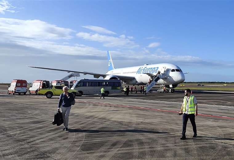 Llegan a Uruguay pasajeros de vuelo desviado a Brasil tras fuertes turbulencias