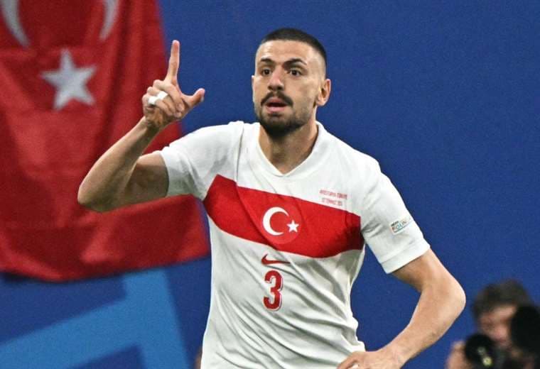 Merih Demiral marcó los goles de la clasificación para Turquía. Foto: AFP