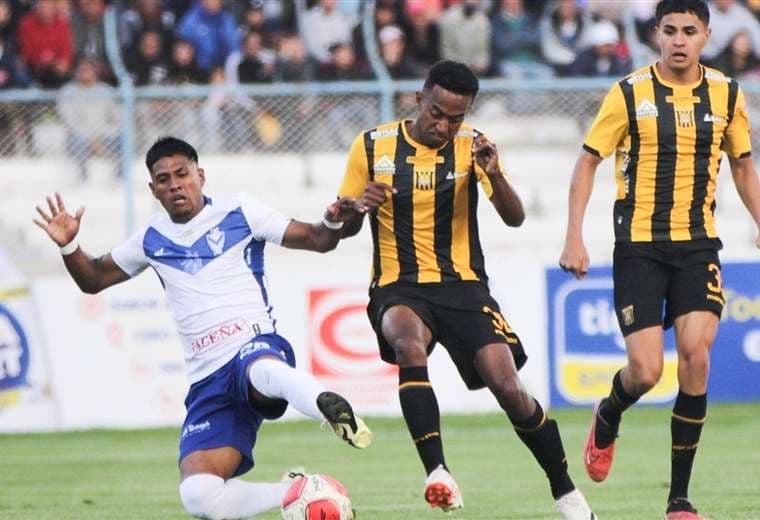 GV San José y The Strongest juegan en Oruro.