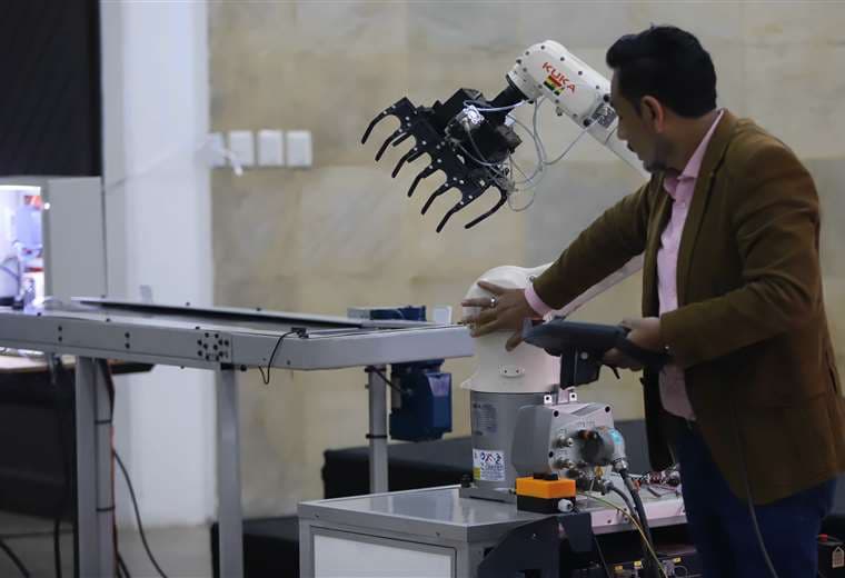 Este brazo robótico puede levantar más de 10 kilos / Foto: Jorge Gutiérrez