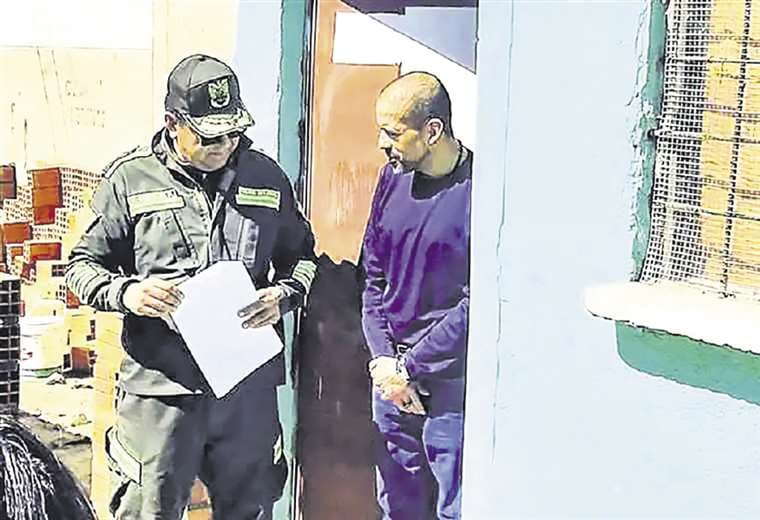 Luis Fernando Camacho en las afueras de su celda en la cárcel de Chonchocoro
