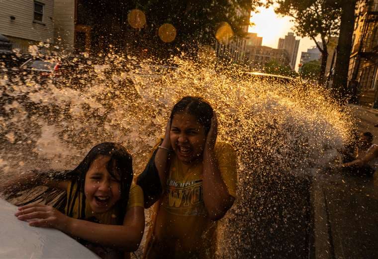  Las primas Miranda e Isabella se refrescan en plena ola de calor en Nueva York / AFP 