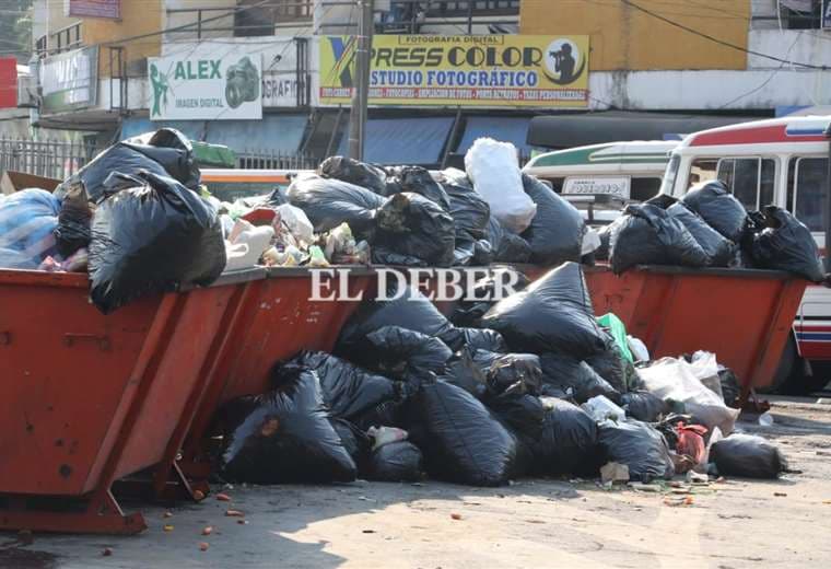 La basura se acumula en las calles de Santa Cruz por bloqueo en el vertedero municipal