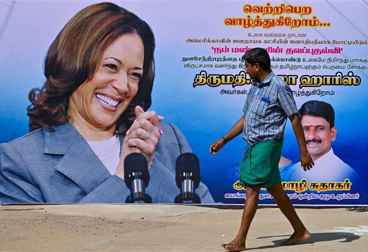 Cartel de la vicepresidenta Kamala Harris en su aldea ancestral en India / AFP 