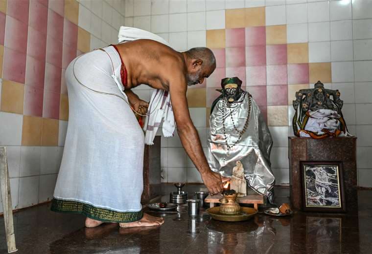 El sacerdote hindú Subhramanya Sharma reza por la victoria de JD Vance / AFP