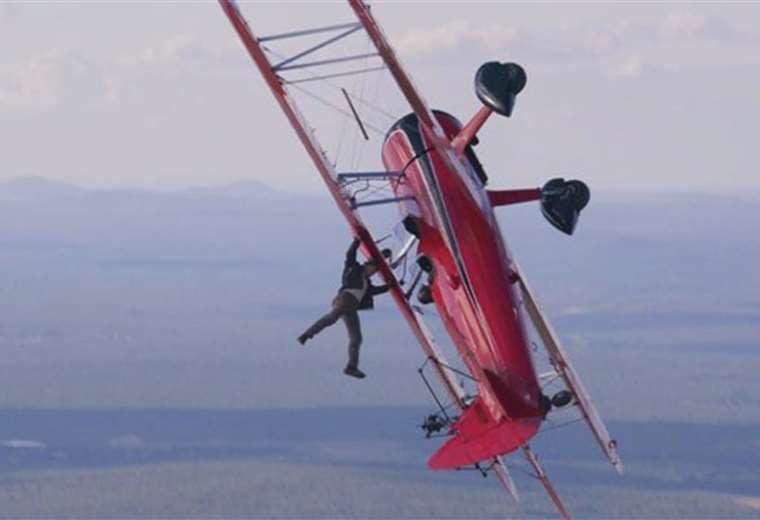 Tom Cruise realiza otra hazaña peligrosa en Misión Imposible 8: colgado de un avión en pleno vuelo