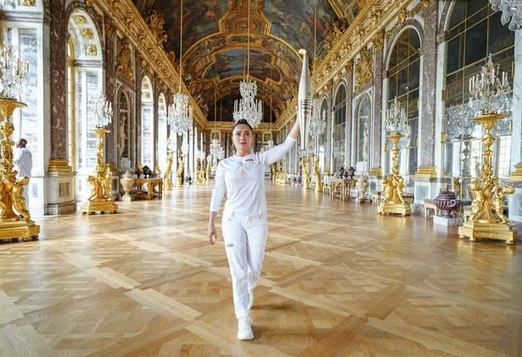 Salma Hayek orta la antorcha olímpica de París 2024 en el Palacio de Versalles