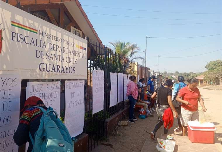 Vecinos protestan en las puertas de la Fiscalía en Ascensión, Guarayos