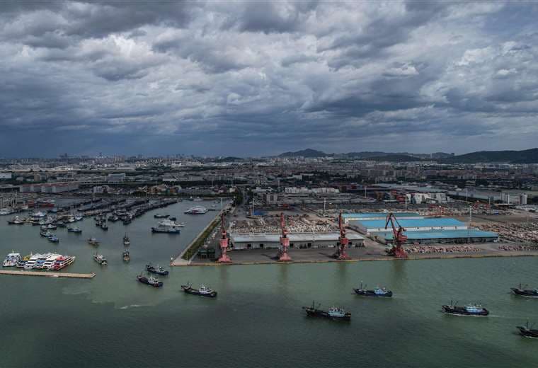 Barcos pesqueros regresan a un puerto para evitar el tifón Gaemi en Xiamen / AFP
