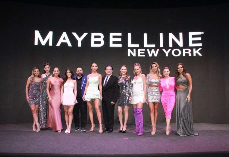 Ejecutivos de Maybelline New York y Bellcos Bolivia en la foto oficial. Foto: M. Vasquez.