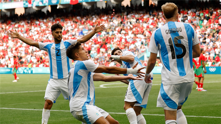 El escandaloso final del Argentina-Marruecos en los Juegos Olímpicos con un agónico gol anulado, hinchas en la cancha y una hora de suspensión 