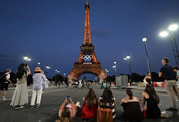 La Torre Eiffel, que se está cerca del Sena se puso en modo olímpico. Foto: Internet