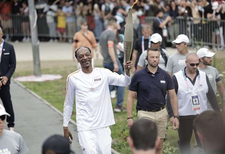 El rapero Snoop Dogg sostiene la antorcha de los Juegos Olímpicos / AFP