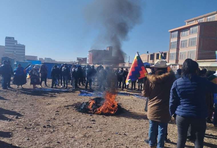 Tensión en El Alto: Evistas retiran a guardias municipales y policías para proclamar a Evo Morales