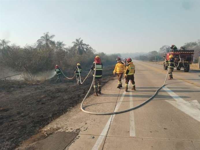 Los bomberos combaten el fuego con la ayuda de cisternas. Foto: Defensa Civil